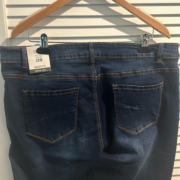 NWT Sandpiper Mid Rise Jegging Super Soft Stretchy Embroidered Capri. - Picture 8 of 8